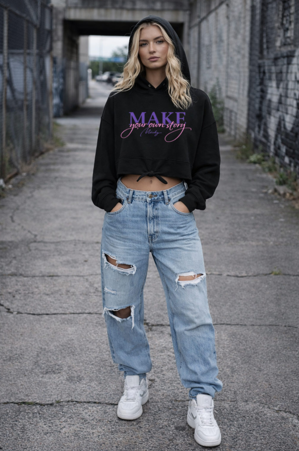 Felpa con cappuccio oversize corta con motivo dito medio da donna