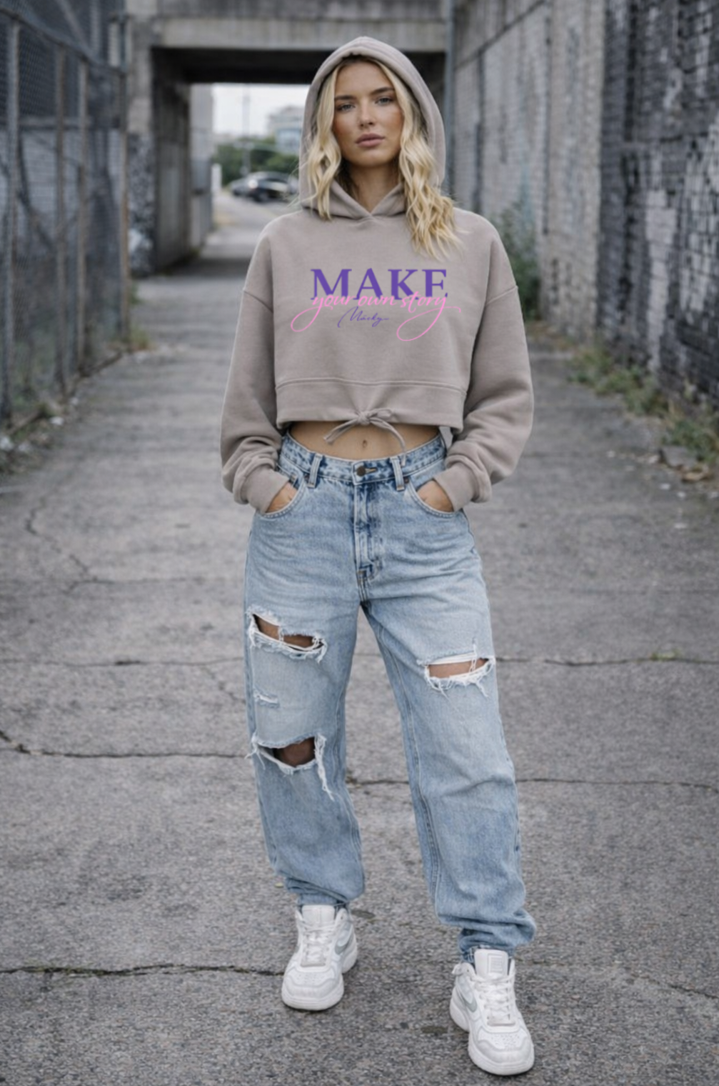 Felpa con cappuccio oversize corta con motivo dito medio da donna